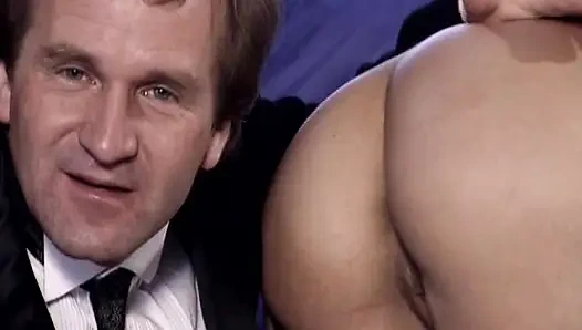 Wanita jerman yang menawan dientot habis-habisan sama kontol dan strap-on