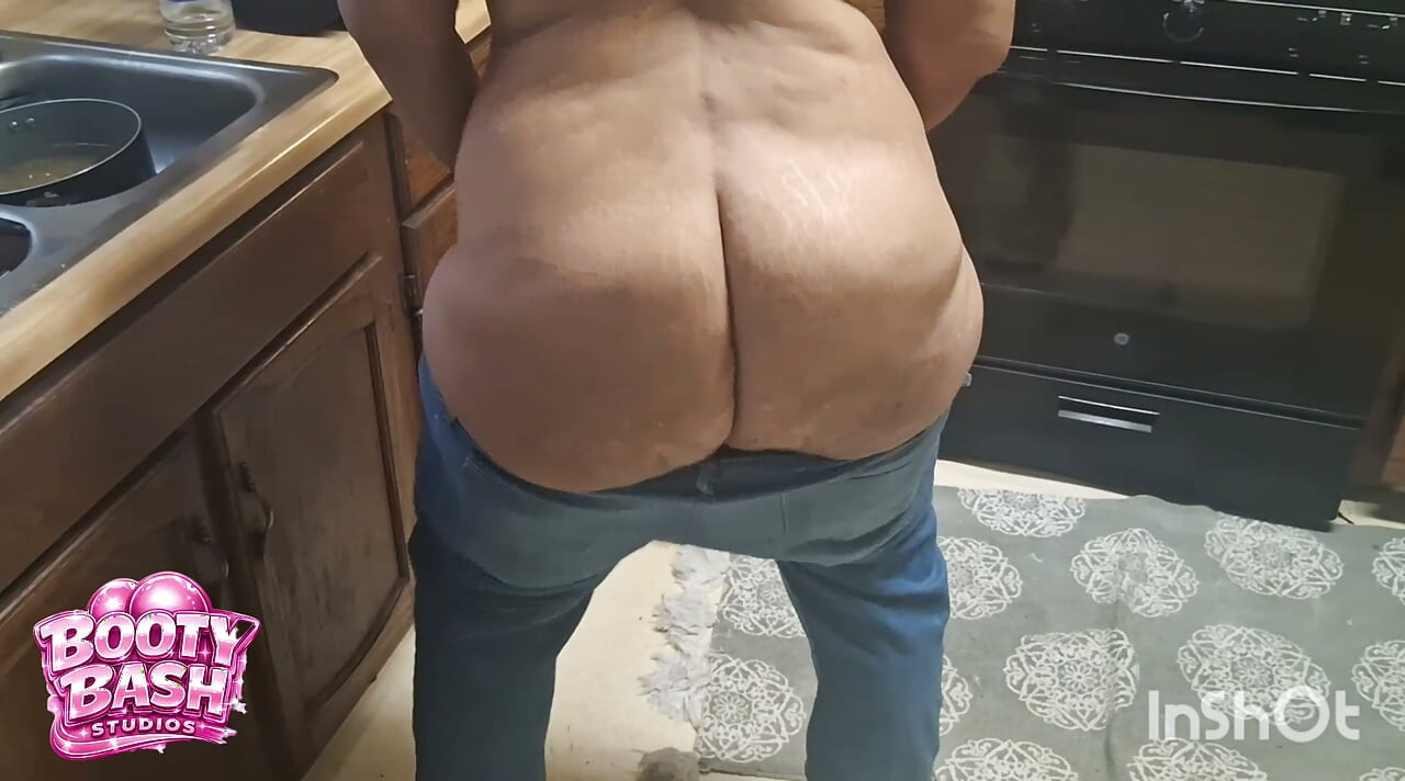 JAMAL ANAL KING FILMS ANAL QUEEN DAILY SO YOU CAN SEE HER PHAT JUICY ASS