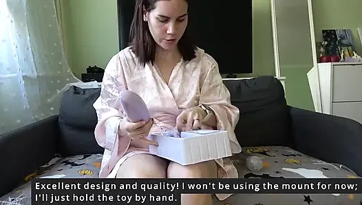 Анна распаковывает и испытывает секс-машину и вибратор.