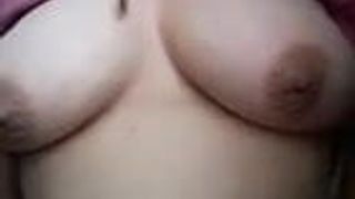 Molliges Mädchen aus dem Nordosten der USA masturbiert
