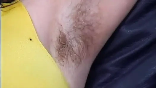 Экстра волосатая девушка-буфф 90-х показывает волосатое боди