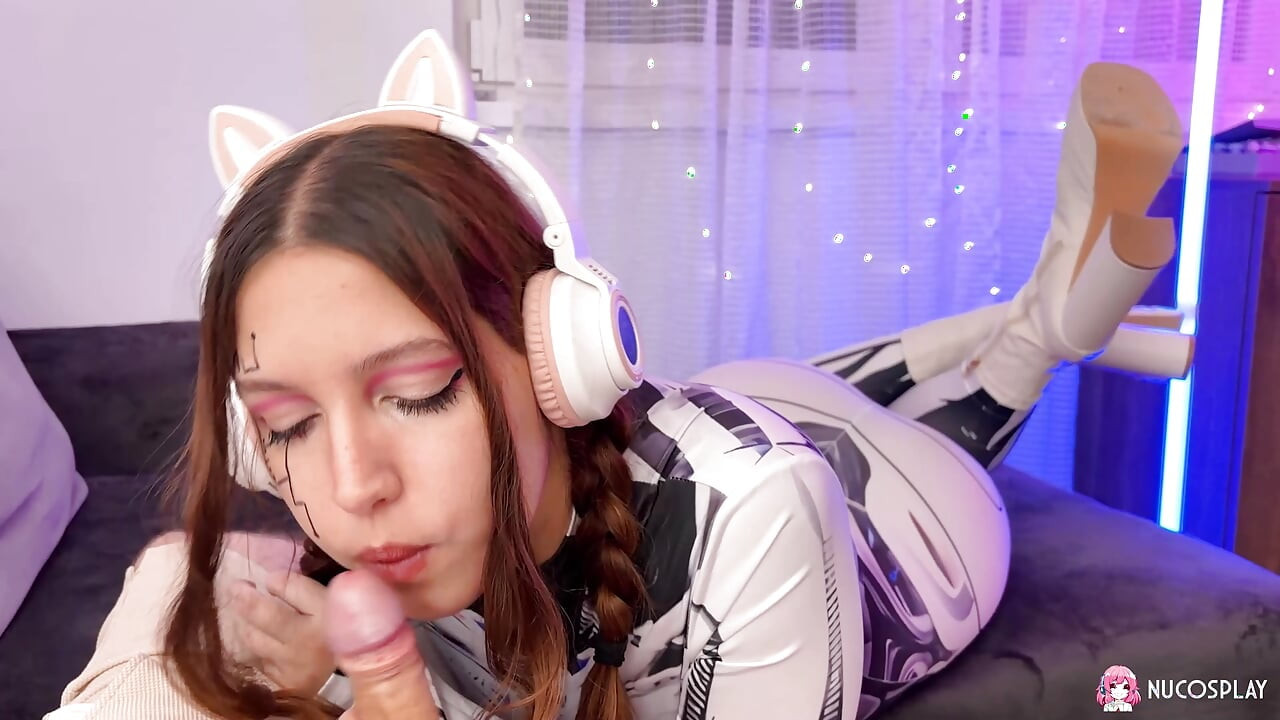Linda garota Ksenia está fodendo duro na cama e quer gozar.