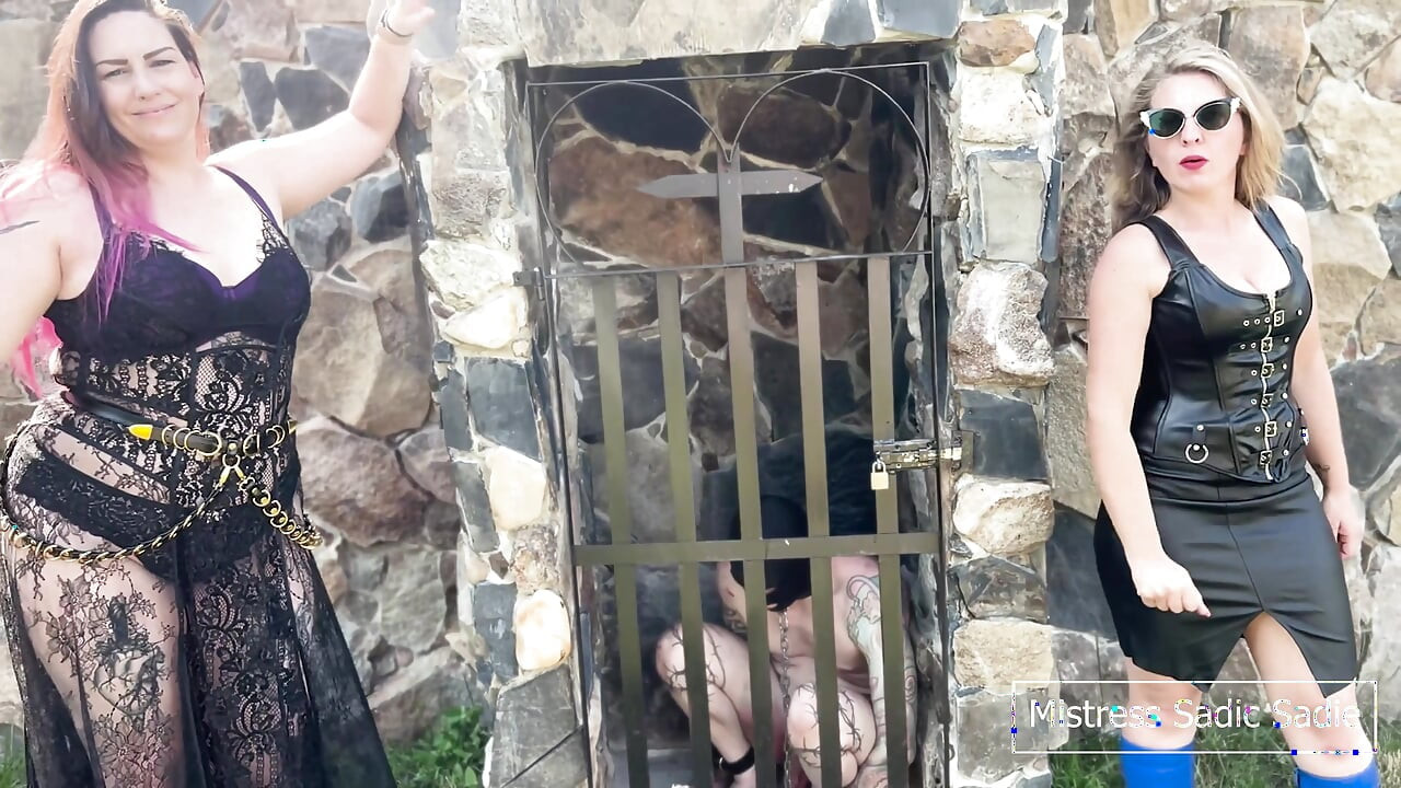 Liếm nách có mùi của hai dommes xinh đẹp không thương tiếc