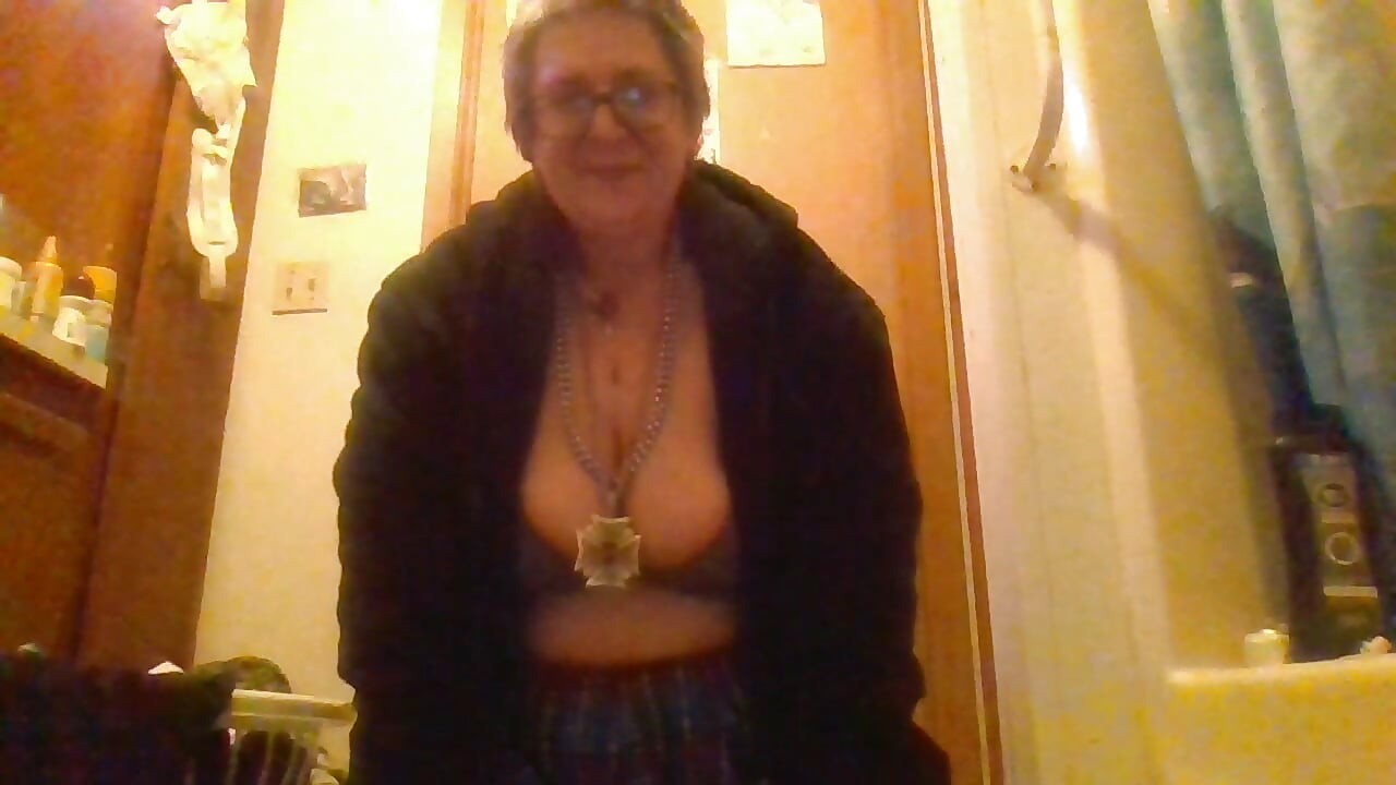Stripping Tease Yoga Flash Pussy