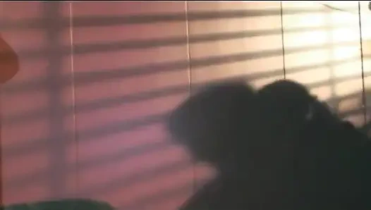 Azgın küçük yabancı sürtük aynı anda iki sert yarağı emiyor