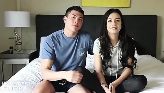 Азиатский ебарь-пиной Шон трахает Rachel Baddie