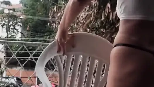 Ben ve Dai Belan, neredeyse çıplak, dairenin balkonunu yıkıyorduk ve komşular bizi izliyordu