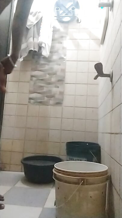 Κάνω μπάνιο μόνη μου, κάποιος παρακαλώ ελάτε