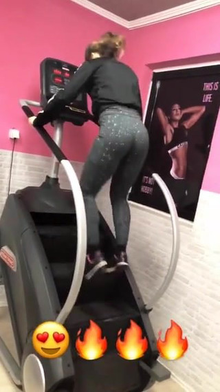 Spor salonunda seksi kız