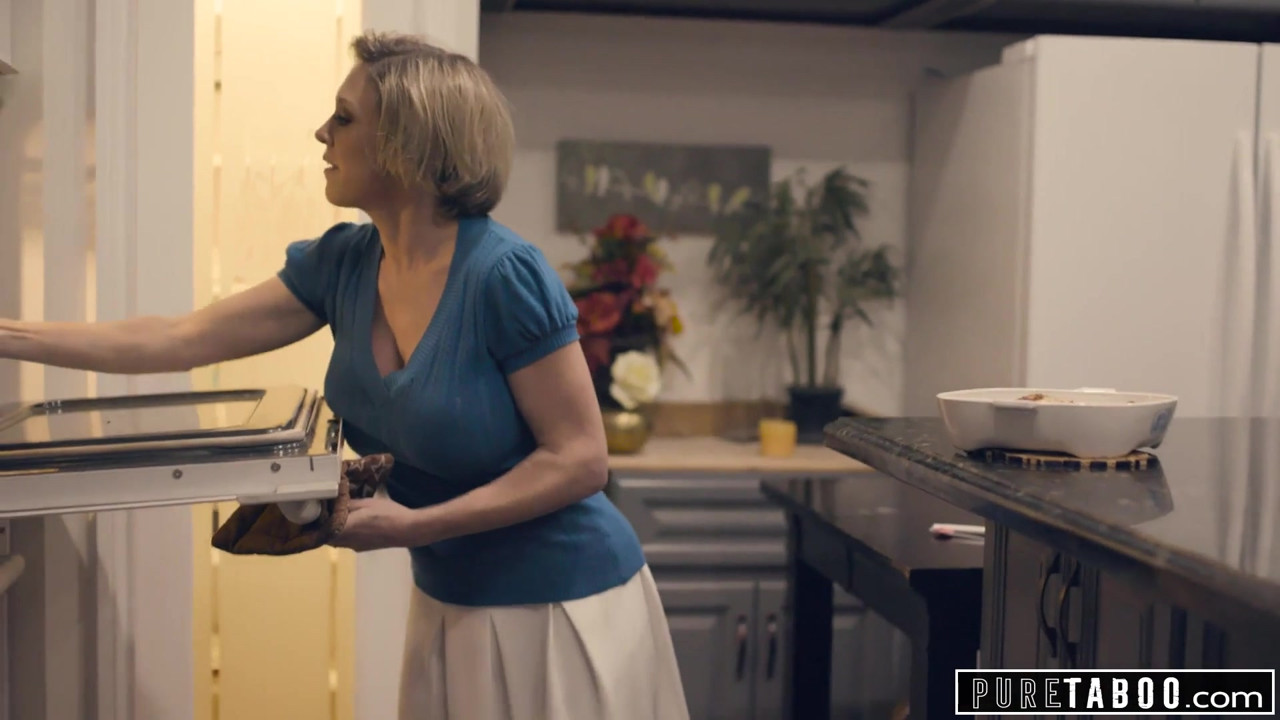 純粋なタブー義理の両親と義理の兄が新しい妹を歓迎