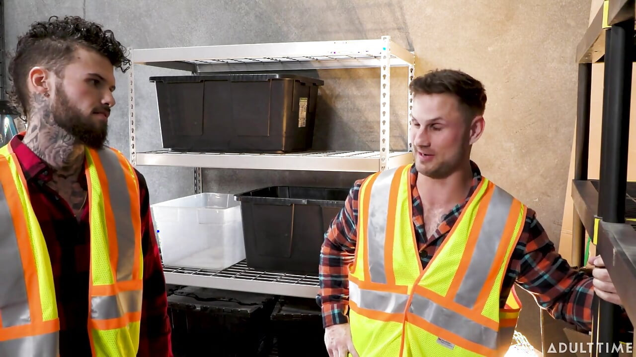 Heteroflexible - Hatler Gurius & Blain O'connor Lust for Jonathan Taylor in Hot Warehouse Threesome