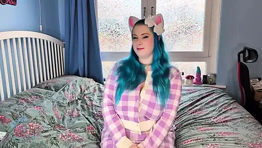 Kitty'nin göğüsleriyle oynuyor - solo kız