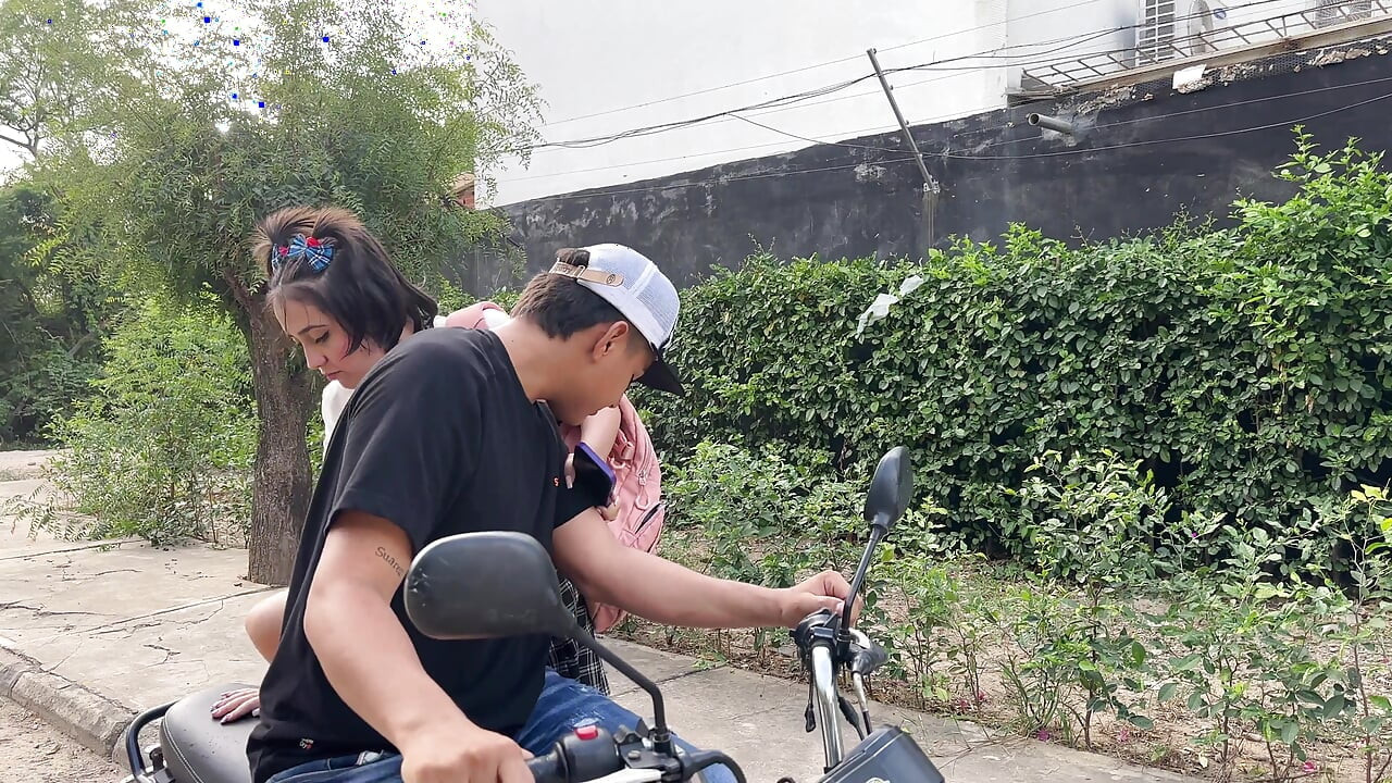 Saya lari dari kolej dan pergi ke rumah teman lelaki saya untuk berkongkek keras dan akhirnya memancut ke muka saya yang suci