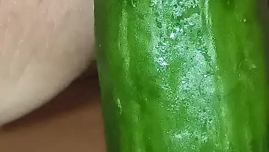 Gurke spritzend