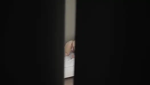 Aku ngintip ibu tiriku lagi asik masturbasi sampai orgasme