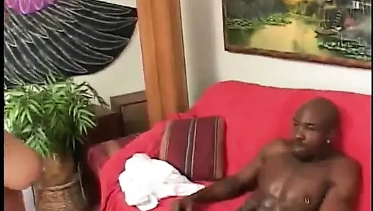 Siyah çift ateşli ve öfkeli seks eylemi sırasında taşaklara iniyor