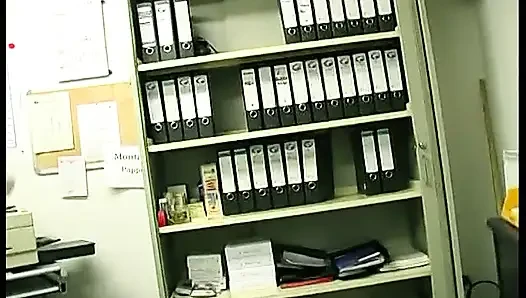 Esmer sürtük onun için mastürbasyon yapıyor