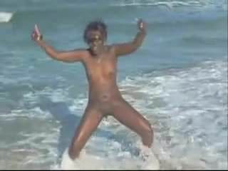 Nude Beach - ein Afrikaner mit kleinen Titten, pinkelt für die Kamera