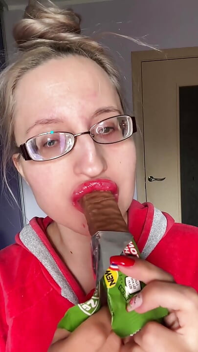 Giantess شفاه كبيرة نظارات كبيرة Asmreating Snickers بروتين بار