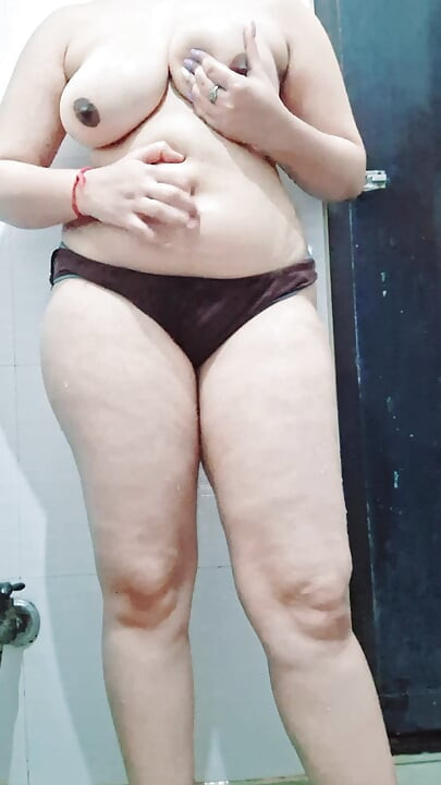 Desi bhabhi ko pataya aur fir nahate hue dekha chupke s