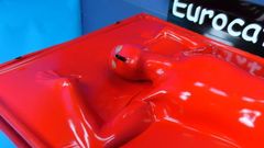 Bondage in rood latex vacuüm met aangehecht latex masker