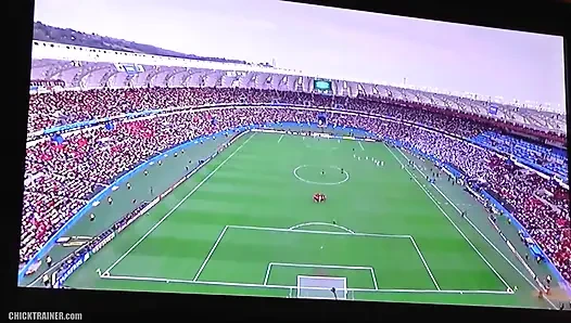 Sepak bola kontol! Istri pelacur britney menelan dengan patuh meniup suami untuk seluruh pertandingan sepak bola.