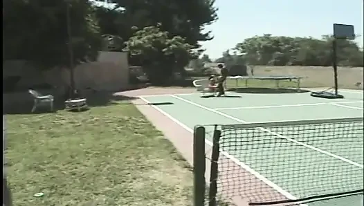 Seksi sarışın izlerken kızıl saçlı sürtük tenis kortunda iki yarakla sikişiyor