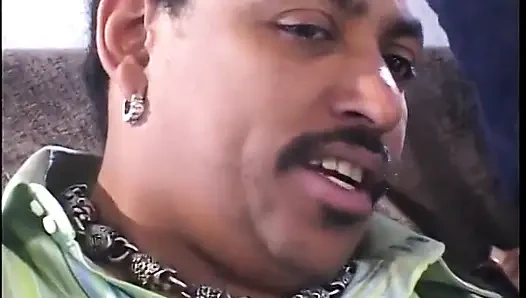 Siyah amigo kız büyük siyah yarağın tadını çıkarıyor