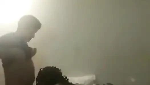 Wanita semok ini mewujudkan fantasinya dengan klitoris besar