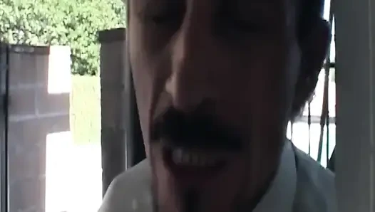 Olgun orta yaşlı seksi kadın iki kalın yarağı sert sikiyor