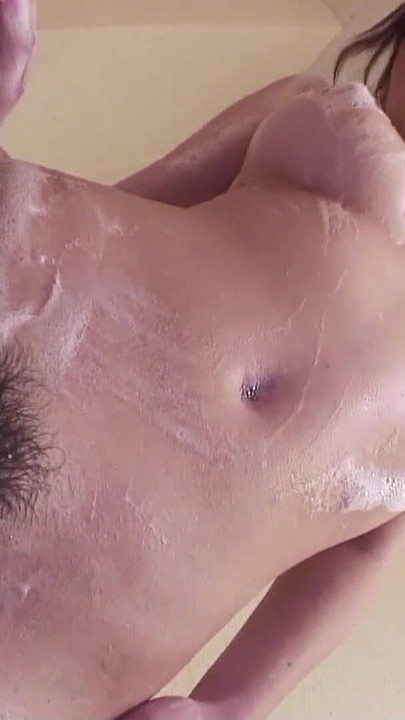 Látványos pillanat az "Asian Soap Massage Girl csábítástól a Creampie Fuckig az öreg srác a szalonban"