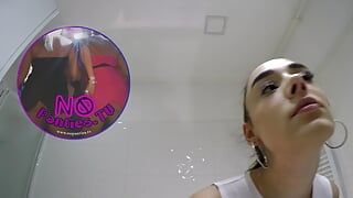 Tengere roodharige strakke kut hete en sexy amateurvriendin in de badkamer make-up met een rok