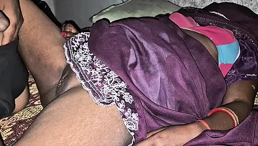 Hintli teyze Hintli desi kocasıyla sert romantik seks yapıyor