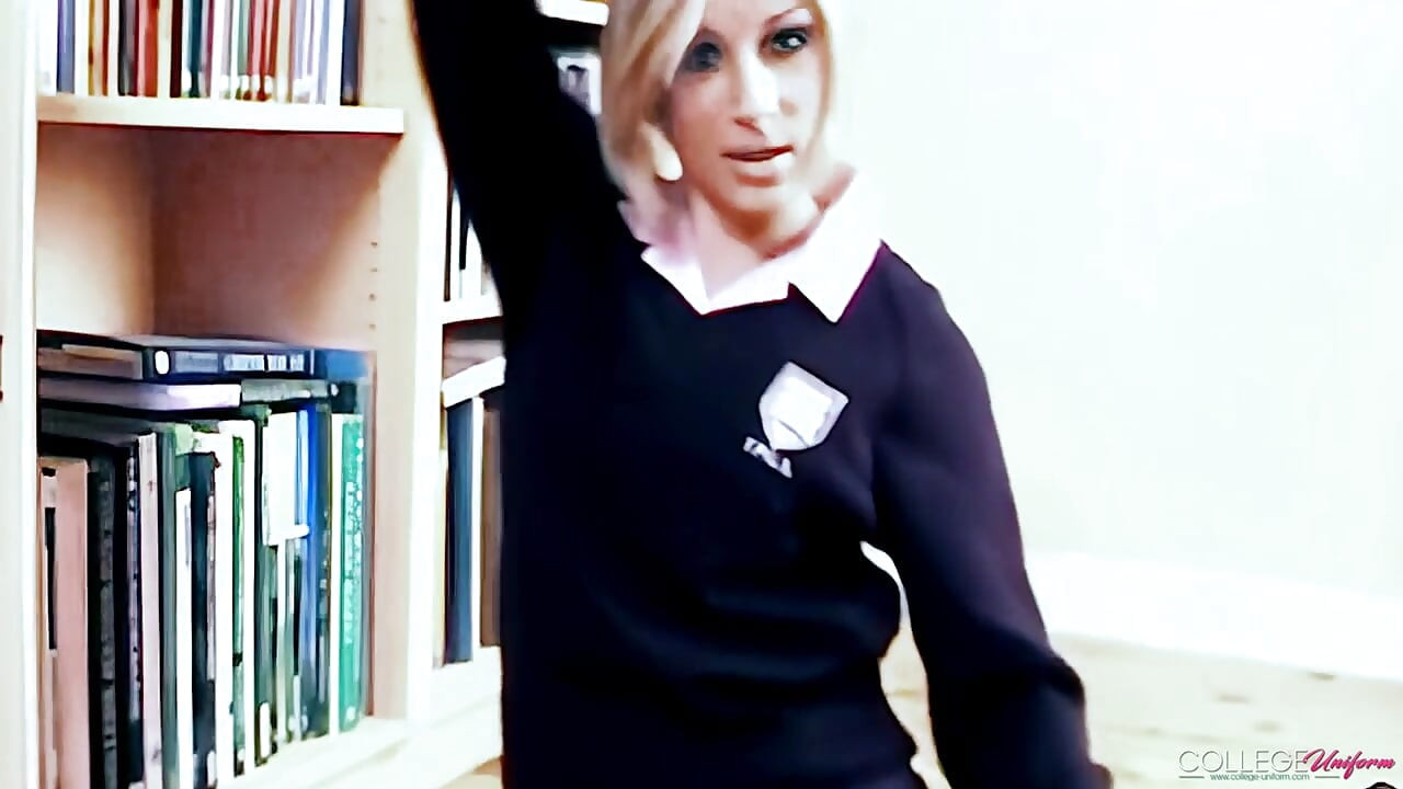 Buku yang menampilkan Julia Crown