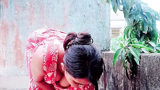 Pati ke bahar jane ke baad Bhabhi ne naya brah lene ke bahane ghar me bula kar kiya sex