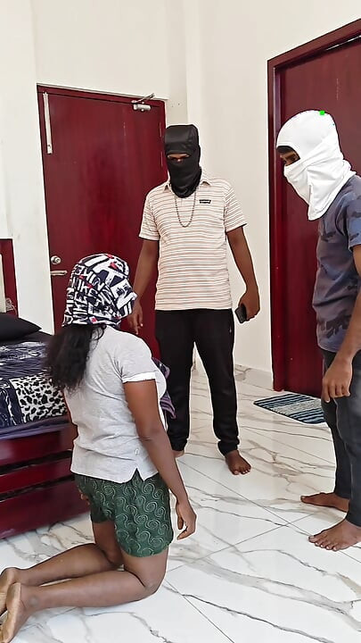 兩個警察誤操家庭主婦