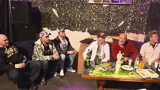 Секс-вечеринка С Двойными Проникновением С Алкоголем И Возбужденными Блондинками