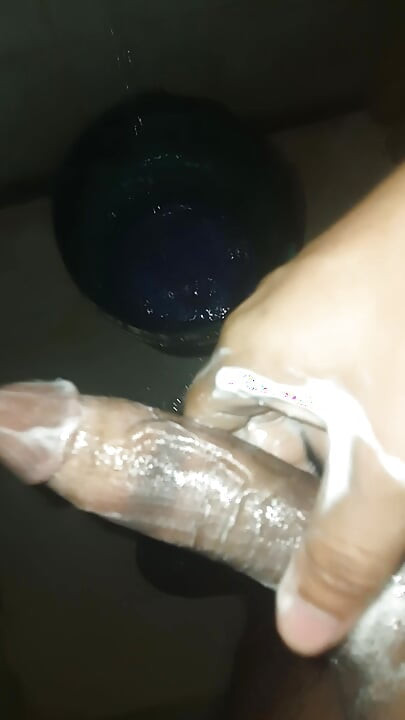 masturbates video no devio aberse uploaded nica breast pump2 masturbator in public pool bathroom