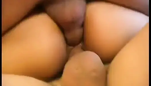 Брюнетка мечтает, что ей ударили по заднице.