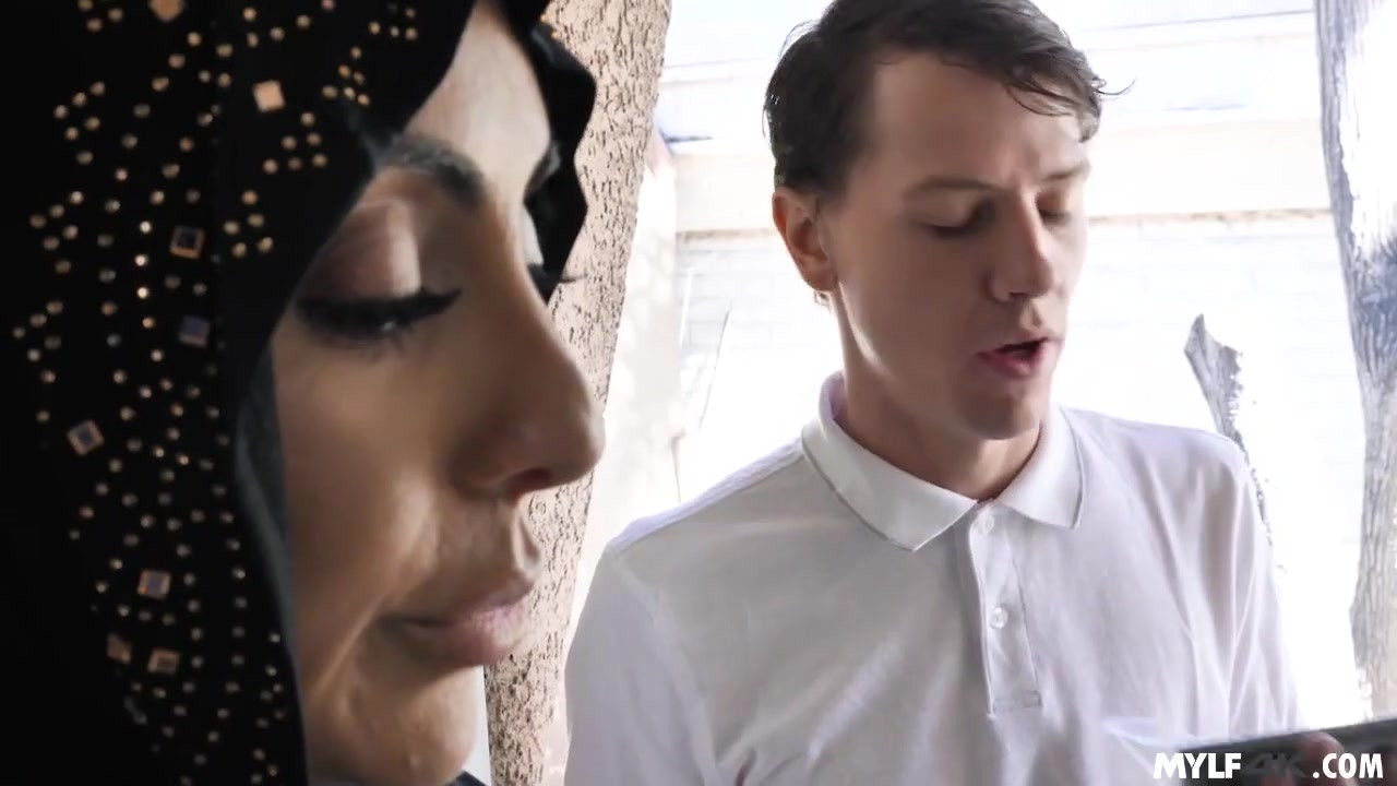 イスラム教徒の妻が男のペニスを受け入れる