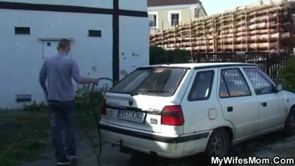 Oma berijdt haar schoonzoon pik buitenshuis