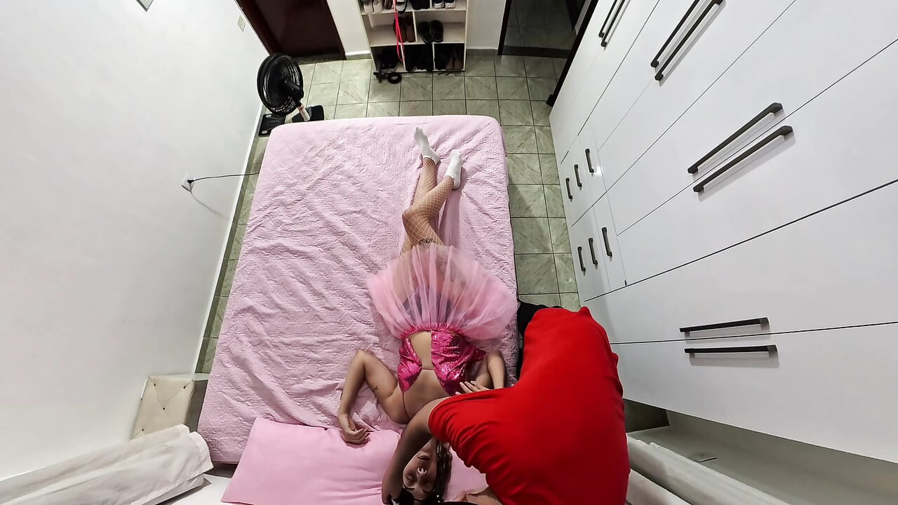 카니발 의상을 벗고 입에 사정하는 계부.