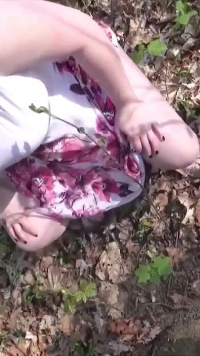 Okouzlující okamžik od "německá vysokoškolská teenagerka Elisa Seduce po šukání v parku v Berlíně"