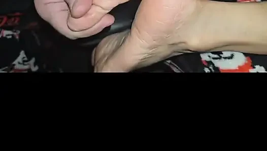 Memijat kaki melove yang berkeriput seksi