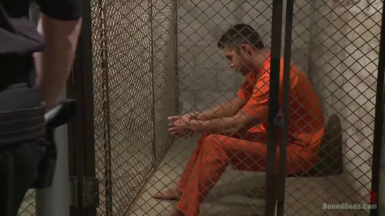 Memur Connor Maguire'ın merhametinde yeni kaslı mahkum