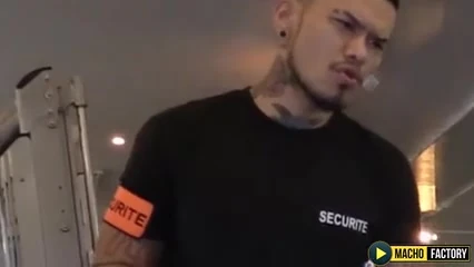maçofactory güvenlik görevlisi görev başındaKirsa Bravo siyah hunk leo donato'yu sikiyor