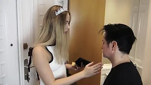 Uzun boylu Findom kölesini eğitiyor!