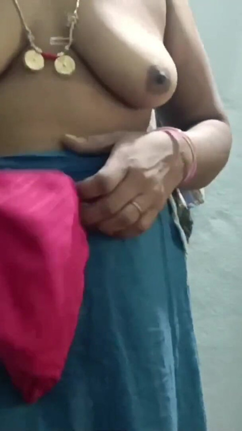 Desi Village wife sare vering showing | Clip 1