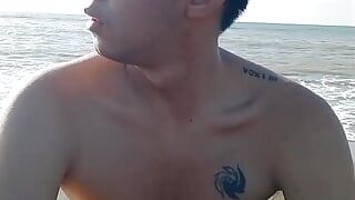 Ragazzo teenager asiatico caldo sborra sulla spiaggia