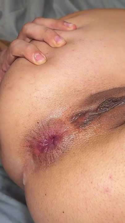 MI NUEVO NOVIO ME FOLLA POR EL CULO Y MI MADRASTRA TAMBIÉN QUIERE ANAL | Clip 2